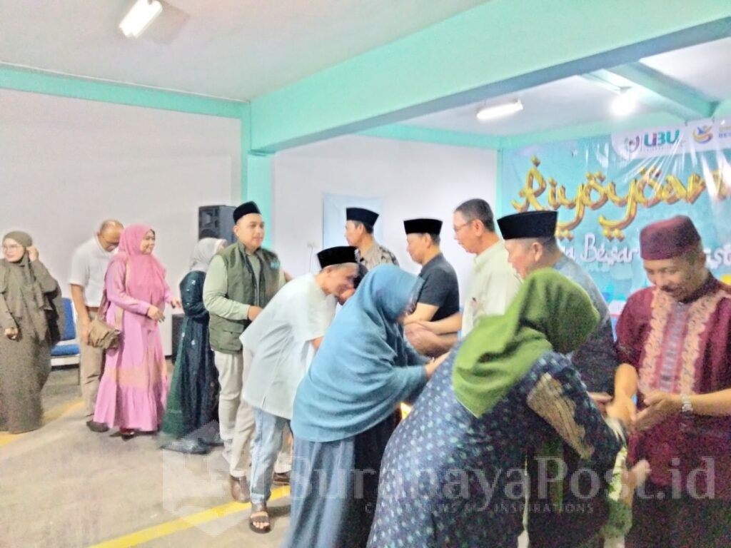 Acara diakhiri dengan saling maaf memaafkan diantara keluarga besar UIBU