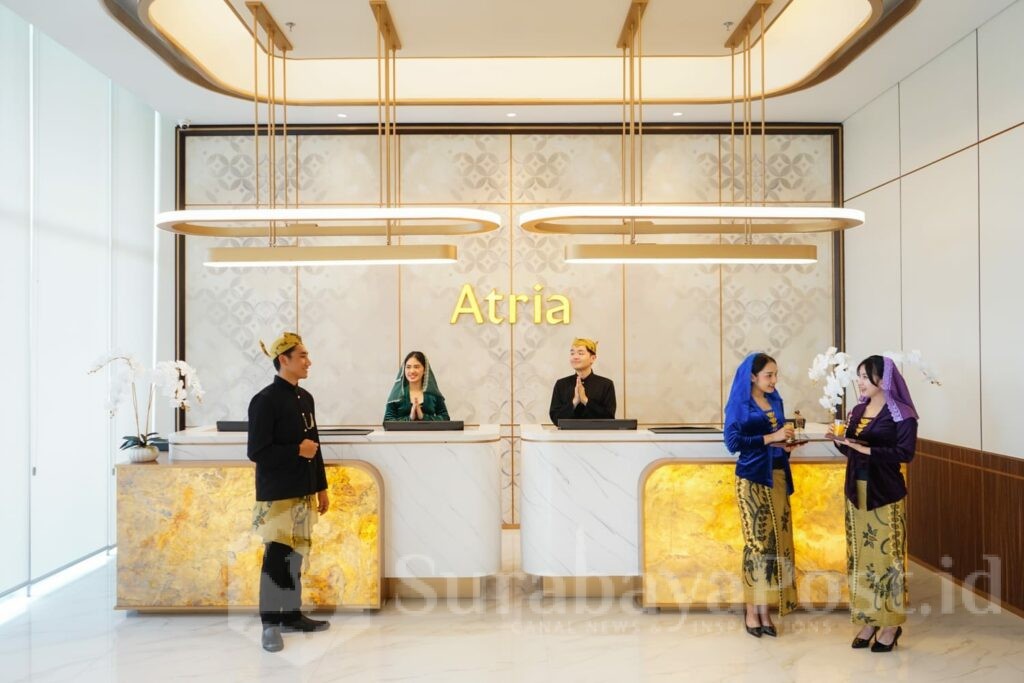 Sentuhan busana adat oleh tim manajemen Atria Hotel menyemarakkan HUT ke 112 Kota Malang. (ist).