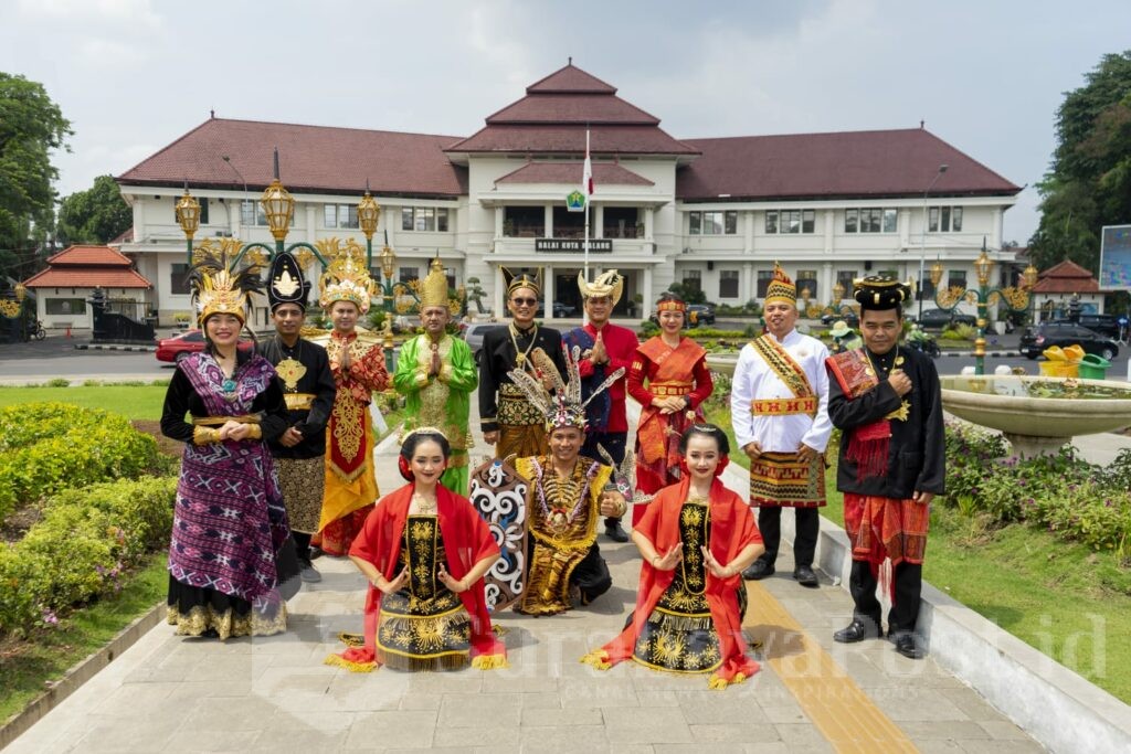 Manajemen Atria Hotel menyambut HUT ke 112 Kota Malang. (ist).