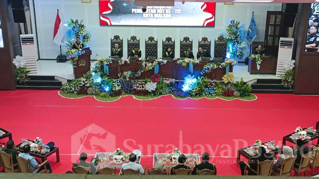 Wali Kota Malang, Wahyu Hidayat memberikan sambutan dalam rapat paripurna HUT ke 112 di gedung DPRD Kota Malang