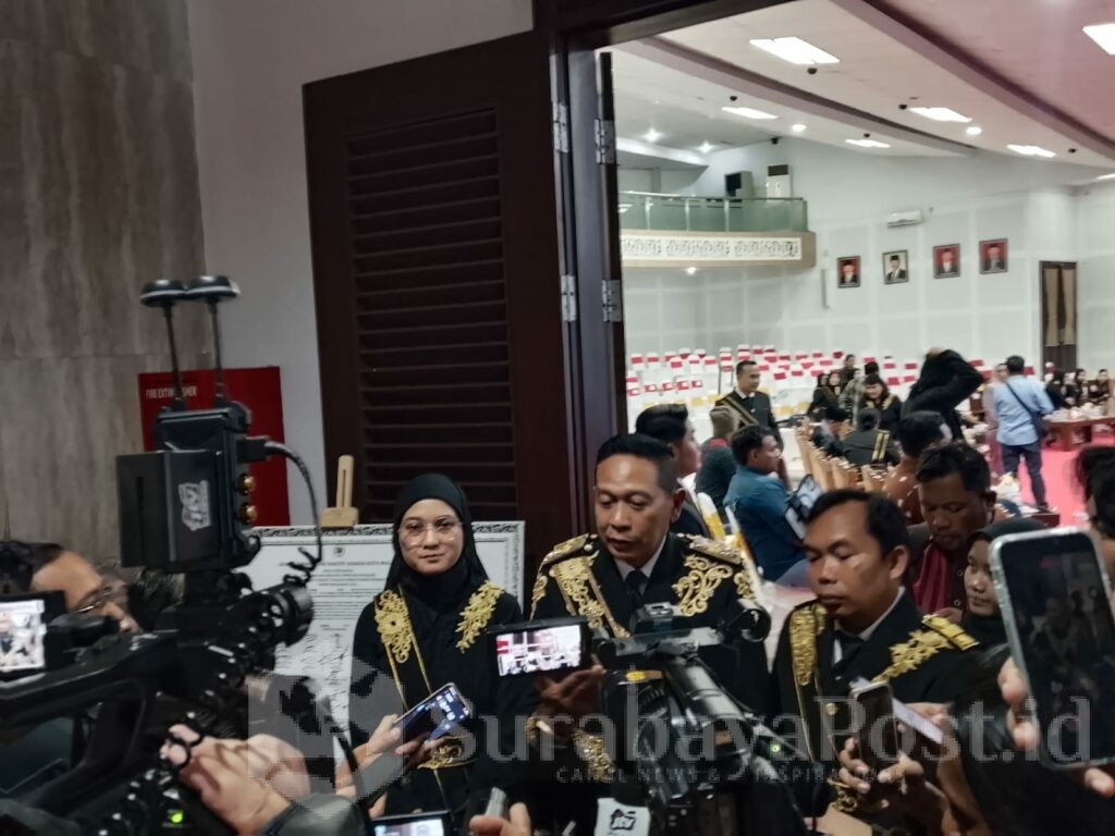 Ketua DPRD Kota Malang, Amithya Ratnanggani Sirraduhita (kiri) memberikan keterangan kepada wartawan usai paripurna istimewa HUT ke 112 Kota Malang