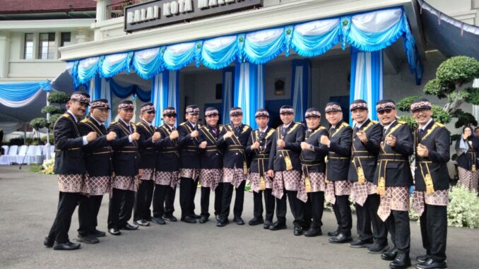 Camat Lowokwaru, Rudi Cahyono Catur Utomo (ujung kanan) bersama jajaran Kepala OPD usai mengikuti upacara HUT ke 112 Kota Malang, Rabu (1/4/2026).