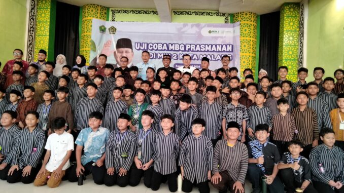 Wali Kota Wahyu Hidayat Tinjau Uji Coba MBG dengan Skema Prasmanan di MIN 2 Kota Malang, Kamis (2/4/2026).