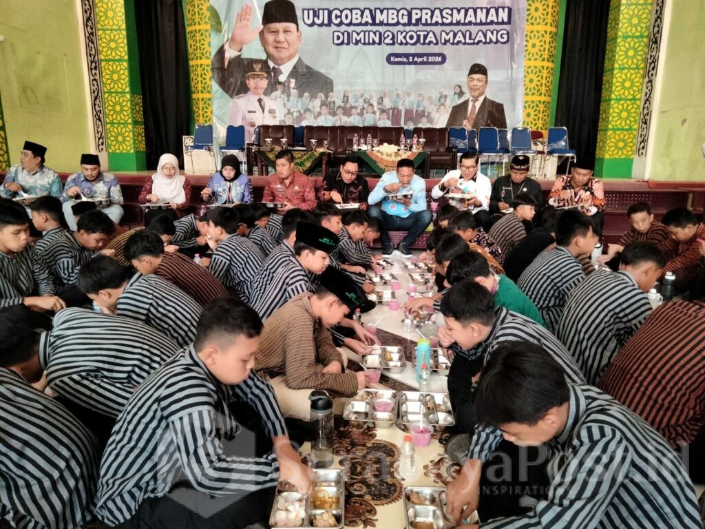 Wali Kota Wahyu Hidayat didampingi Kepala Dinkes, Husnul Muarif, Kepala Dikbud Kota Malang, Suwarjana serta Kepala Diskominfo, Muhammad Nur Widianto dan anggota DPRD Kota Malang, Suryadi, ikut mencoba makan prasmanan MBG bersama siswa siswi MIN 2.