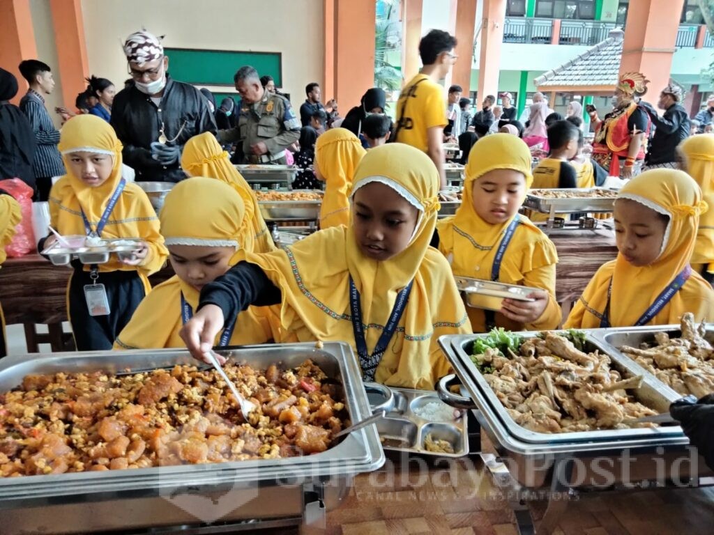Uji coba program Makan Bergizi Gratis dengan sistem prasmanan di MIN 2, Kota Malang, Jawa Timur.