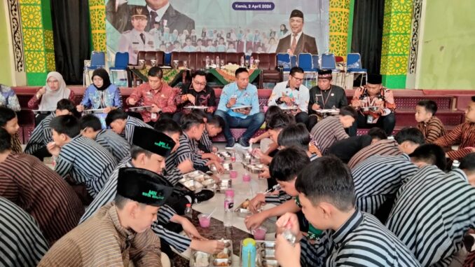 Suryadi, Ketua Fraksi Golkar DPRD Kota Malang, saat menghadiri uji coba program MBG dengan skema prasmanan bersama Wali Kota Wahyu Hidayat di MIN 2, Kamis (2/4/2026).