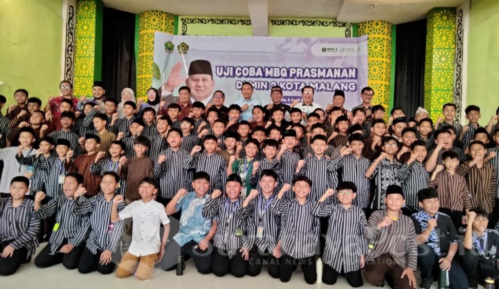 Suryadi dan Wali Kota Malang, Wahyu Hidayat pose bersama siswa siswi usai meninjau uji coba MBG dengan skema prasmanan di MIN 2.