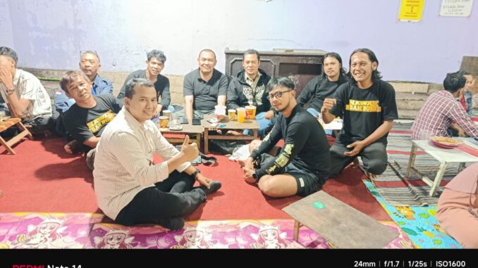 Kompol Roichan bersama Kasat Resnarkoba Polresta Malang Kota, Kompol Daky Dzul Qornain menyapa sejumlah Wartawan yang terdiri dari Media Cetak maupun Online.