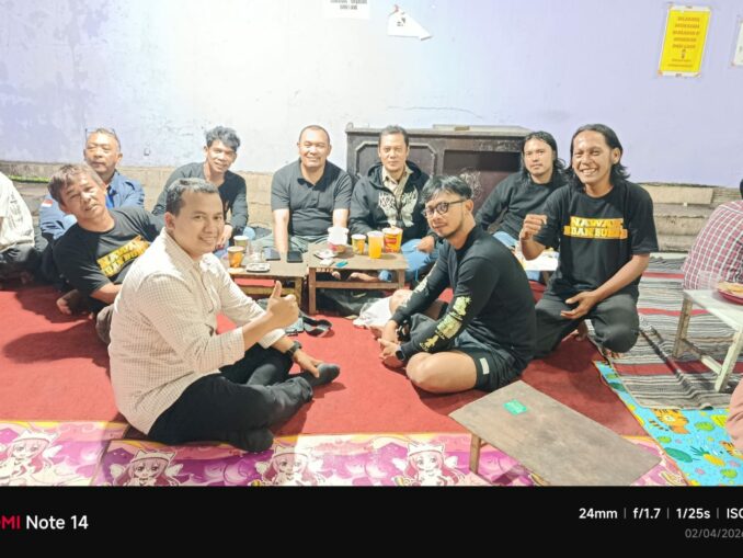 Kompol Roichan bersama Kasat Resnarkoba Polresta Malang Kota, Kompol Daky Dzul Qornain menyapa sejumlah Wartawan yang terdiri dari Media Cetak maupun Online.