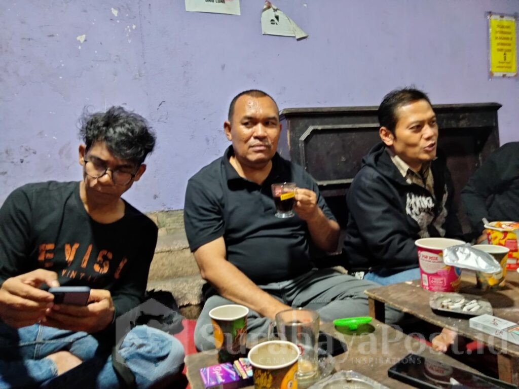 Dengan secangkir kopi, Kapolsek Kedungkandang mengajak awak media menyuguhkan pemberitaan positif