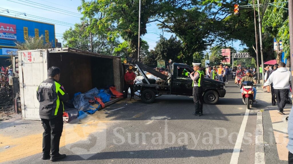 Satlantas Polresta Malang Kota bergerak cepat melakukan evakuasi truk oleng yang terlibat laka lantas di Jalan Raya Balearjosari, Kecamatan Blimbing, Kota Malang, Jumat (3/4/2026) pagi. (ist).