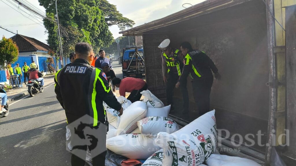 Satlantas Polresta Malang Kota bergerak cepat melakukan evakuasi truk oleng yang terlibat laka lantas di Jalan Raya Balearjosari, Kecamatan Blimbing, Kota Malang, Jumat (3/4/2026) pagi. (ist).