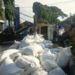 Satlantas Polresta Malang Kota bergerak cepat melakukan evakuasi truk oleng yang terlibat laka lantas di Jalan Raya Balearjosari, Kecamatan Blimbing, Kota Malang, Jumat (3/4/2026) pagi. (ist).