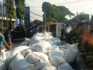 Satlantas Polresta Malang Kota bergerak cepat melakukan evakuasi truk oleng yang terlibat laka lantas di Jalan Raya Balearjosari, Kecamatan Blimbing, Kota Malang, Jumat (3/4/2026) pagi. (ist).