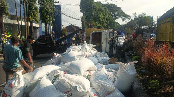 Satlantas Polresta Malang Kota bergerak cepat melakukan evakuasi truk oleng yang terlibat laka lantas di Jalan Raya Balearjosari, Kecamatan Blimbing, Kota Malang, Jumat (3/4/2026) pagi. (ist).
