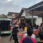 Petugas saat mengevakuasi korban Penusukan di kawasan Jalan KH Malik Dalam, Kecamatan Kedungkandang, Kota Malang, Rabu 1 April 2026. (istimewa).