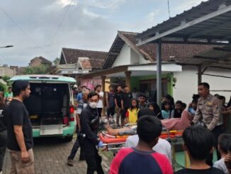 Petugas saat mengevakuasi korban Penusukan di kawasan Jalan KH Malik Dalam, Kecamatan Kedungkandang, Kota Malang, Rabu 1 April 2026. (istimewa).