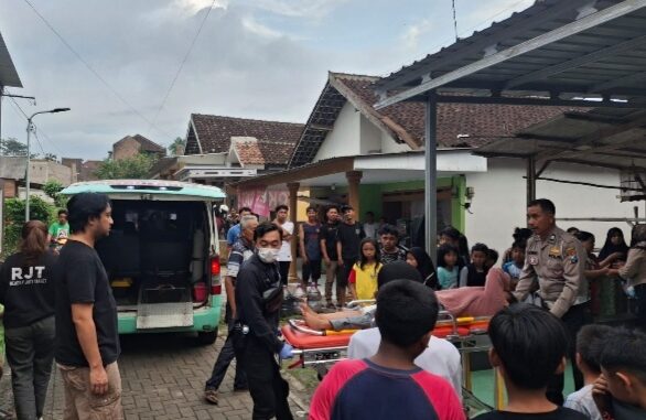 Petugas saat mengevakuasi korban Penusukan di kawasan Jalan KH Malik Dalam, Kecamatan Kedungkandang, Kota Malang, Rabu 1 April 2026. (istimewa).