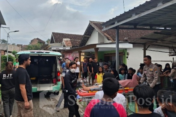 Petugas saat mengevakuasi korban Penusukan di kawasan Jalan KH Malik Dalam, Kecamatan Kedungkandang, Kota Malang, Rabu 1 April 2026. (istimewa).