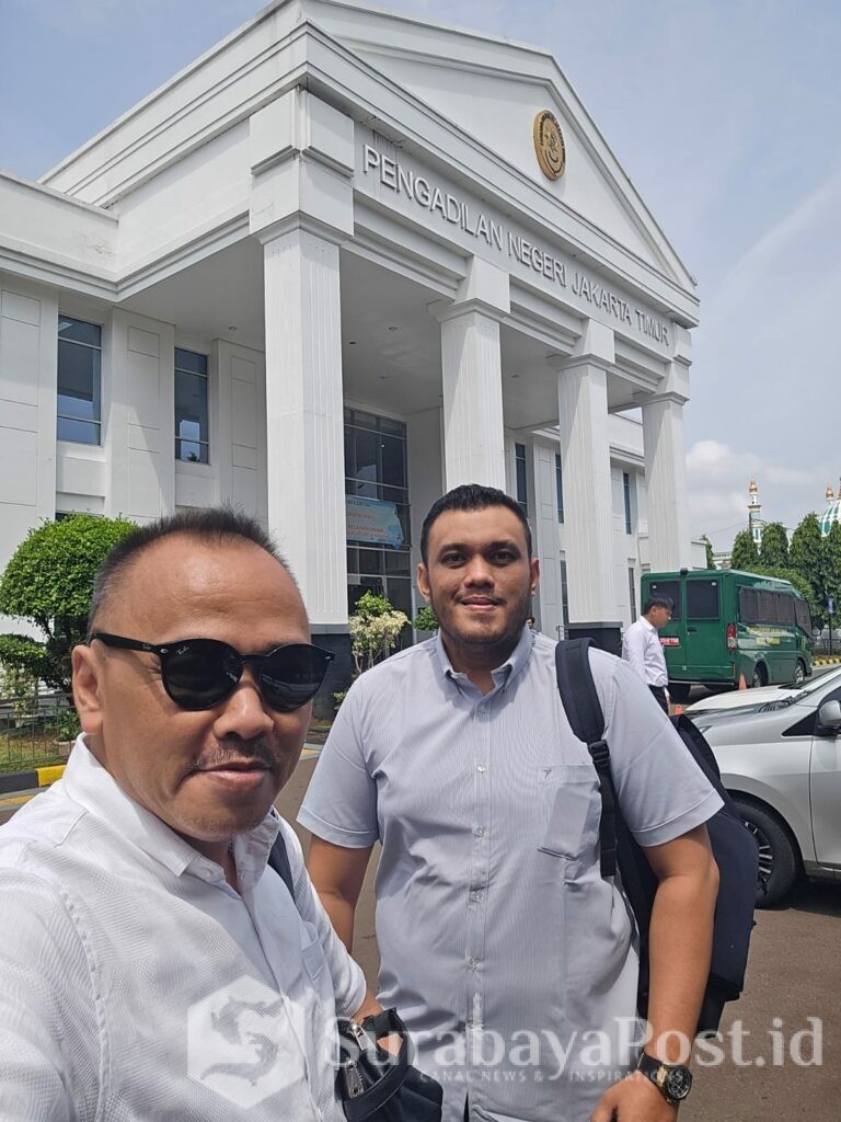 Dr. Yayan Riyanto SH MH (kiri) dan Veridiano LF Bili SH MH selaku Kuasa Hukum Para Penggugat saat di PN Jakarta Timur beberapa waktu lalu. (istimewa).