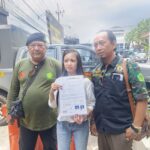 Korban (tengah) didampingi pihak keluarga melaporkan kasus yang menimpanya ke Polresta Malang Kota, Rabu (8/4/2026).
