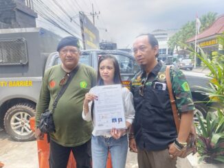 Korban (tengah) didampingi pihak keluarga melaporkan kasus yang menimpanya ke Polresta Malang Kota, Rabu (8/4/2026).