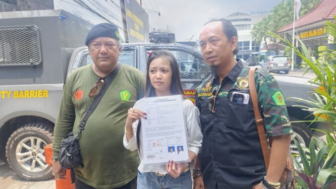 Korban (tengah) didampingi pihak keluarga melaporkan kasus yang menimpanya ke Polresta Malang Kota, Rabu (8/4/2026).