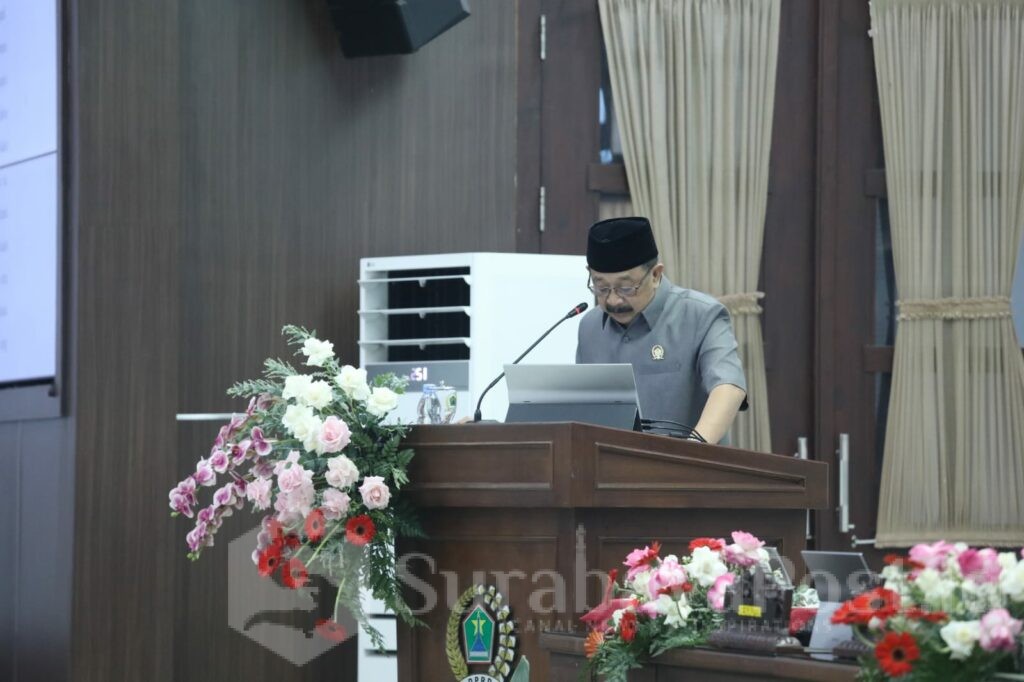 Arif Wahyudi, juru bicara Fraksi PKB saat menyampaikan pandangannya dalam rapat paripurna.