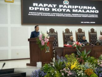Pansus DPRD Kota Malang menyampaikan laporan hasil pembahasan Ranperda tentang Penyelenggaraan Perparkiran dalam rapat paripurna, Rabu (8/4/2026).