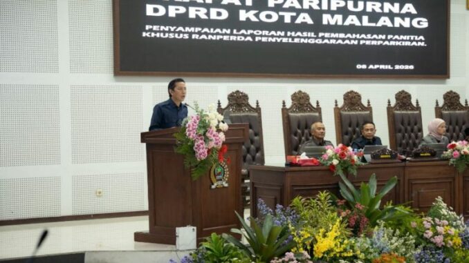 Pansus DPRD Kota Malang menyampaikan laporan hasil pembahasan Ranperda tentang Penyelenggaraan Perparkiran dalam rapat paripurna, Rabu (8/4/2026).