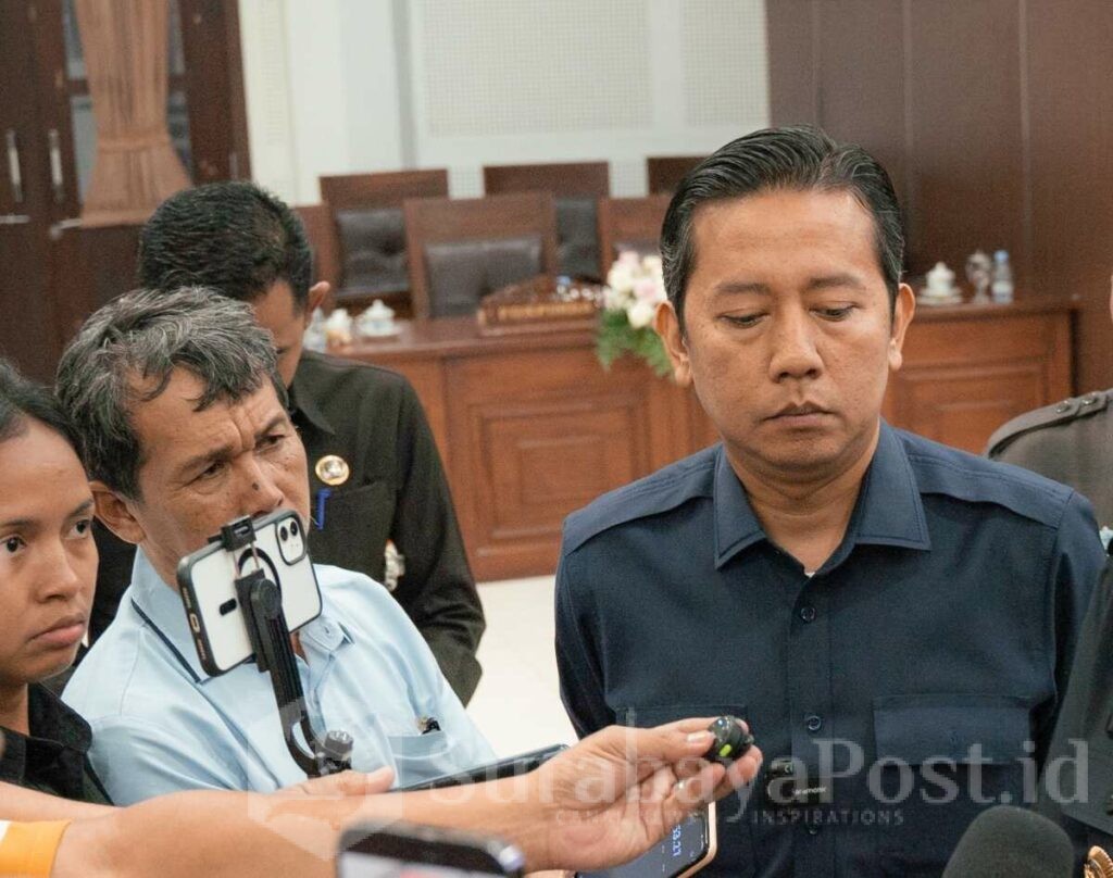 Ketua Pansus, Muhammad Anas Muttaqin memberikan keterangan kepada wartawan.