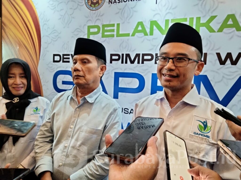 H. Makhrus Sholeh, Ketua DPW GAPEMBI Jawa Timur yang baru dilantik memberikan keterangan kepada wartawan