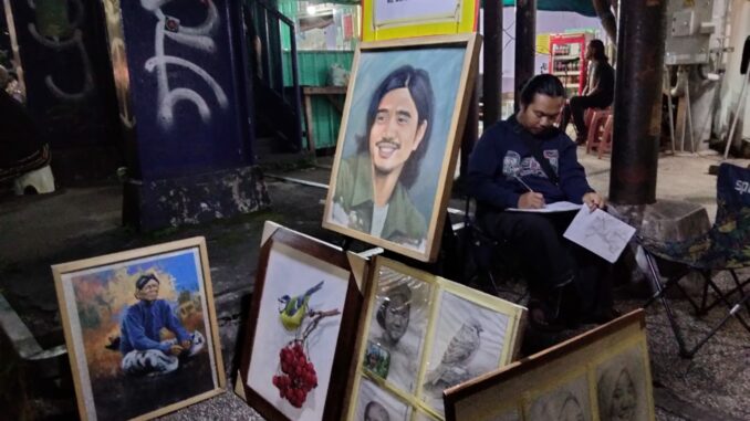 Wajah-Wajah Hidup: Kisah Aji, Pelukis Sketsa di Heritage Kajoetangan yang Tak Pernah Menyerah.