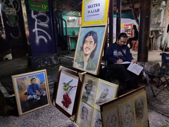 Wajah-Wajah Hidup: Kisah Aji, Pelukis Sketsa di Heritage Kajoetangan yang Tak Pernah Menyerah.