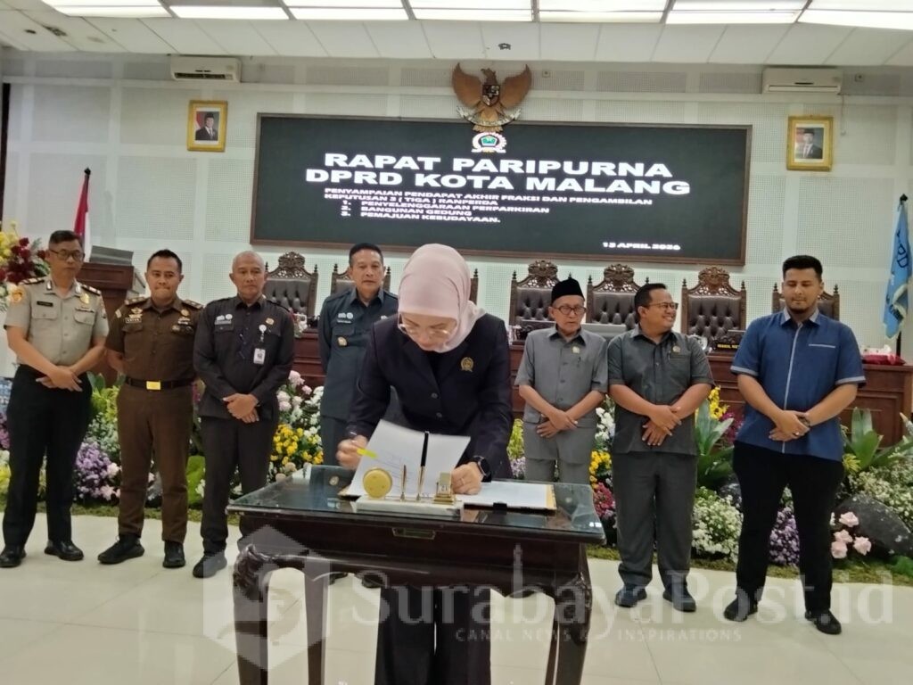 Ketua DPRD Kota Malang, Amithya Ratnanggani Sirraduhita menandatangani pengesahan Ranperda, Senin 13 April 2026.