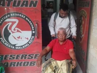 Yai Mim, eks dosen UIN Maliki yang viral karena berseteru dengan tetangganya, dikabarkan meninggal saat menjalani pemeriksaan di Polresta Malang Kota. (ist).