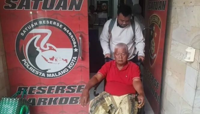 Yai Mim, eks dosen UIN Maliki yang viral karena berseteru dengan tetangganya, dikabarkan meninggal saat menjalani pemeriksaan di Polresta Malang Kota. (ist).