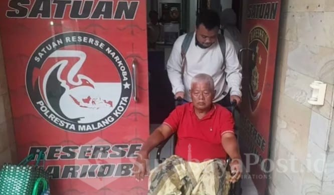 Yai Mim, eks dosen UIN Maliki yang viral karena berseteru dengan tetangganya, dikabarkan meninggal saat menjalani pemeriksaan di Polresta Malang Kota. (ist).