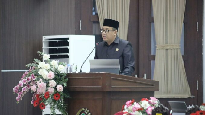 Indra Permana, anggota komisi B DPRD Kota Malang fraksi PKS membacakan 20 rekomendasi dari panitia khusus kepada Wali Kota Malang demi perbaikan dan kemajuan ke depan. (istimewa).