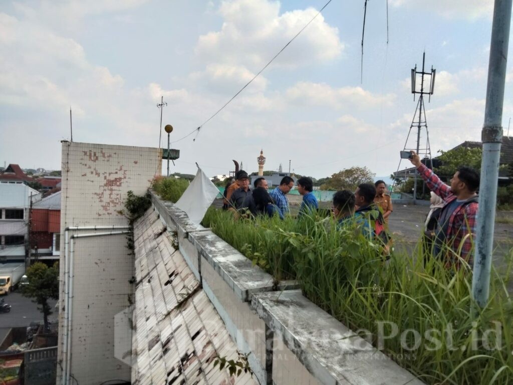 Tembok lantai 3 sisi timur pasar mengalami retakan struktural yang dinilai sangat membahayakan keselamatan pedagang dan pengunjung.
