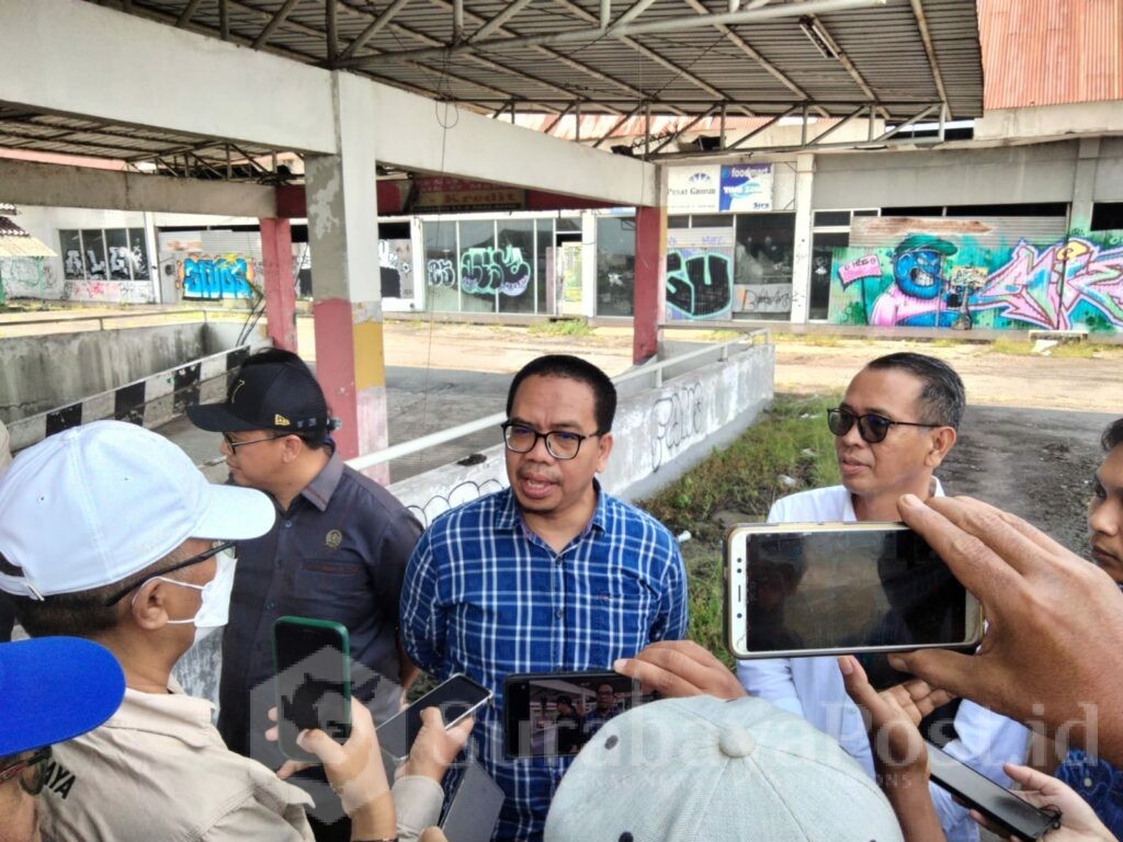 Ketua Komisi B DPRD Kota Malang, H. Bayu Rekso Aji, A.Md memberikan keterangan kepada wartawan