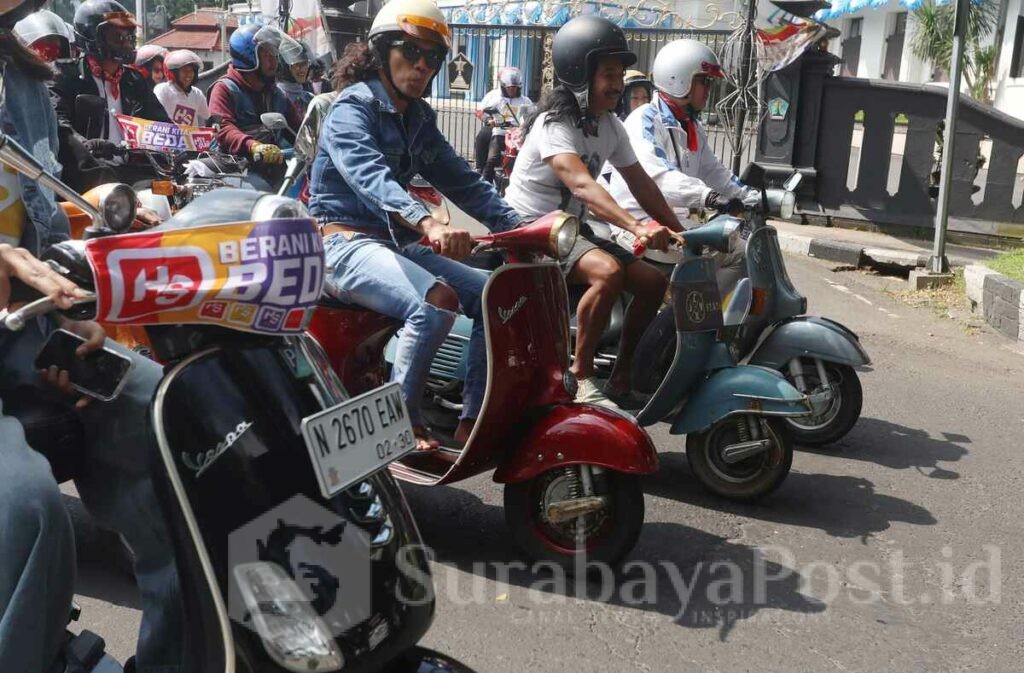 Di barisan paling depan, Kaka Slank angkat tangan, gas tipis, dan ratusan riders langsung mengekor. (ist).