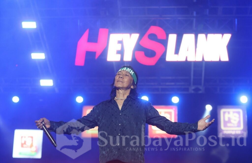 Kaka Slank dari atas panggung. Gemuruh 30 ribu orang di bawahnya jadi jawaban paling telak. (ist).