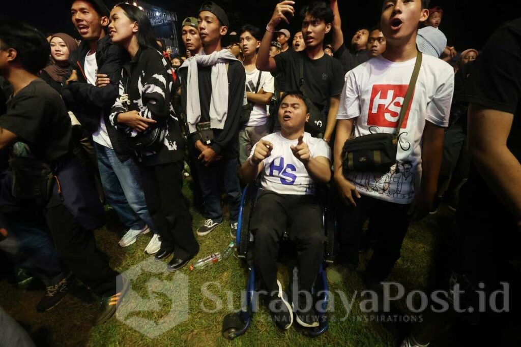 Rampal yang bising mendadak hening. 30 ribu kepala menunduk. Doa mengalir dari panggung sampai tribun paling belakang. (ist).