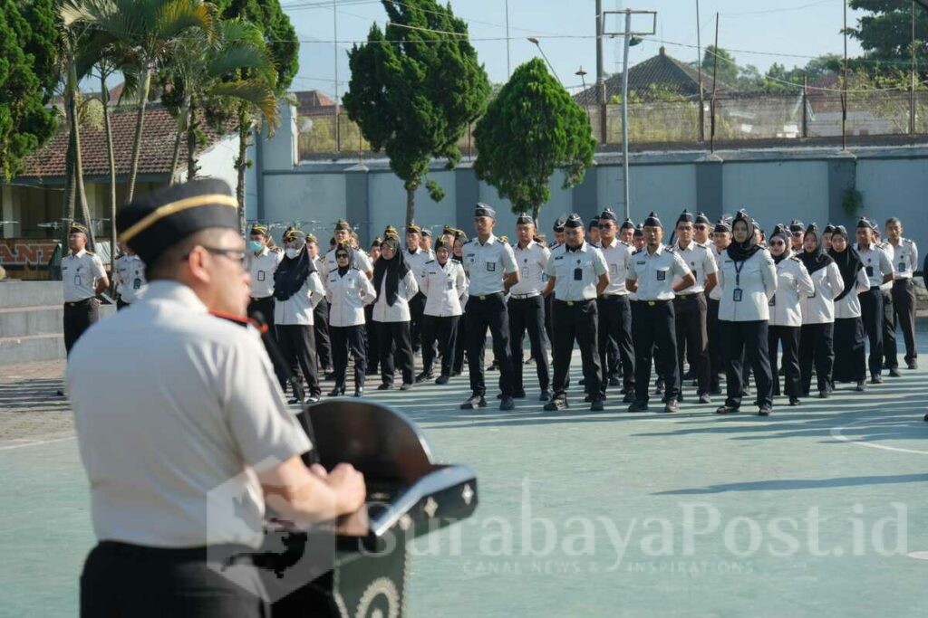 Apel dipimpin langsung Kalapas Malang, Christo Victor Nixon Toar. Ia membacakan ikrar, diikuti serentak seluruh peserta. (Sumber L'SIMA).