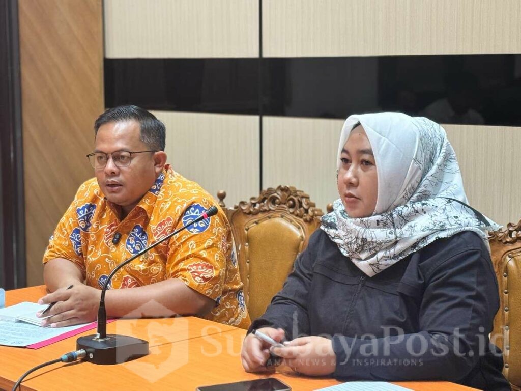 Wakil Ketua II DPRD Kota Malang, Trio Agus Purwono saat menerima puluhan keluarga korban Kanjuruhan untuk audensi. (ist).