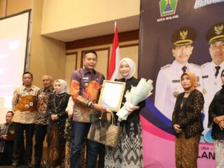 HARI KARTINI: Wali Kota Malang, Wahyu Hidayat memberikan apresiasi berupa penghargaan kepada sembilan perempuan inspiratif, Selasa (21/4/2026).