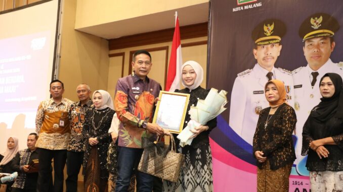 HARI KARTINI: Wali Kota Malang, Wahyu Hidayat memberikan apresiasi berupa penghargaan kepada sembilan perempuan inspiratif, Selasa (21/4/2026).