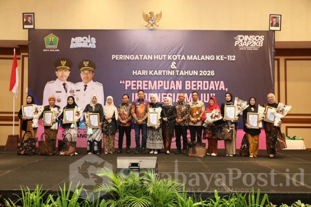 Wali Kota Wahyu Hidayat dan Wakil Wali Kota Ali Muthohirin serta Sekda Erik Setyo Santoso pose bersama penerima penghargaan