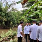 TINJAU LOKASI BANJIR: Wali Kota Malang Wahyu Hidayat turun langsung ke bantaran Sungai Amprong, Selasa (21/4/2026)